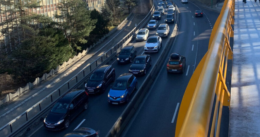 Trafic îngreunat pe Valea Prahovei. Infotrafic: „Verificați cu mare atenție traseul”. Rute alternative pentru șoferi. 1 trafic ingreunat pe valea prahovei infotrafic verificati cu mare atentie traseul rute alternative pentru soferi 6777f9d56427f