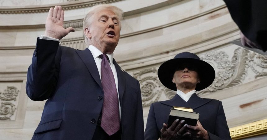 Trump a depus jurământul fără a atinge Biblia. Opiniile experților despre consecințele acestui gest 1 trump a depus juramantul fara sa puna mana pe biblie ce spun expertii despre consecintele acestui gest 678f47615ad6d