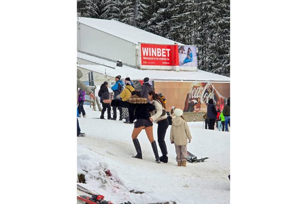 turista surprinsa pe partie cu cizme cu toc si fusta mini cati dintre voi ati marit poza 6786ac6af3675