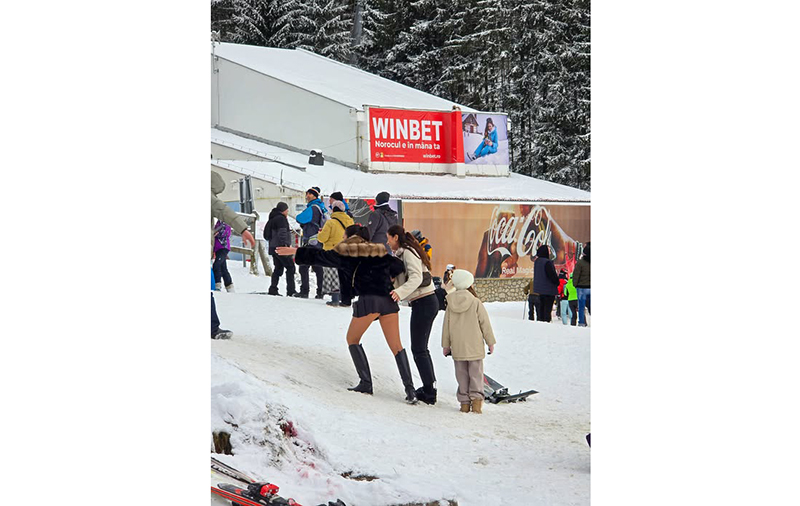 turista surprinsa pe partie cu cizme cu toc si fusta mini cati dintre voi ati marit poza 6786ac6af3675