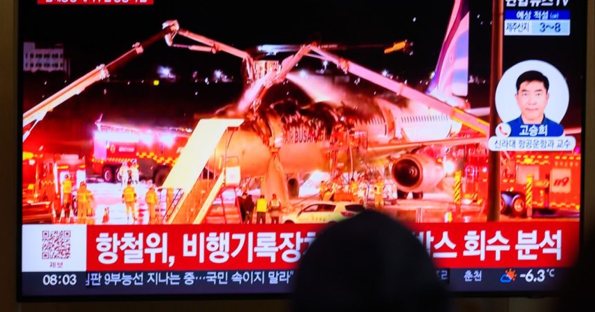 un avion cu 176 de pasageri la bord a luat foc pe un aeroport din coreea de sud 6799c8ca13bf6