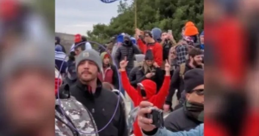 Un bărbat care a participat la asaltul de la Capitoliu a fost ucis de un polițist, la câteva zile după ce a fost grațiat de Trump. 1 un barbat care a participat la asaltul de la capitoliu a fost omorat de un politist la cateva zile dupa ce a fost gratiat de trump 67989346c6539