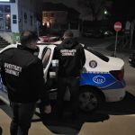 un barbat din medgidia a amenintat politistii cu drujba si le a aratat organul genital sotia ameninta cu un topor iar fiul a luat la pumni oamenii legii 67898d7c846ab
