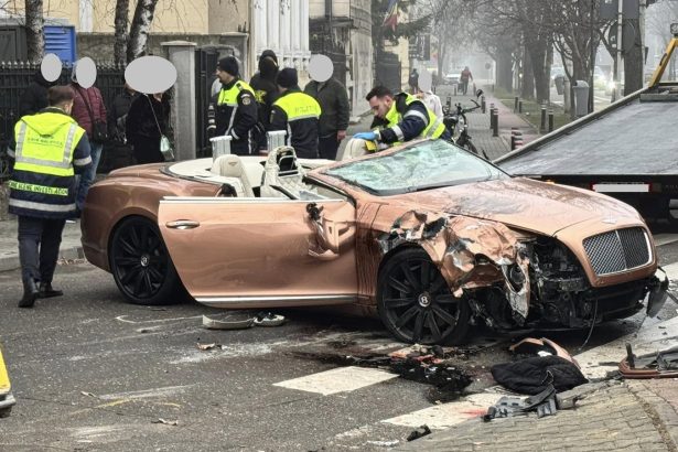 un bentley de 300 000 de euro implicat intr un accident 679cc2147ab0f