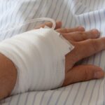 un copil ranit grav dupa ce o petarda i a explodat in mana turnase benzina pe ea 677ac46e63489