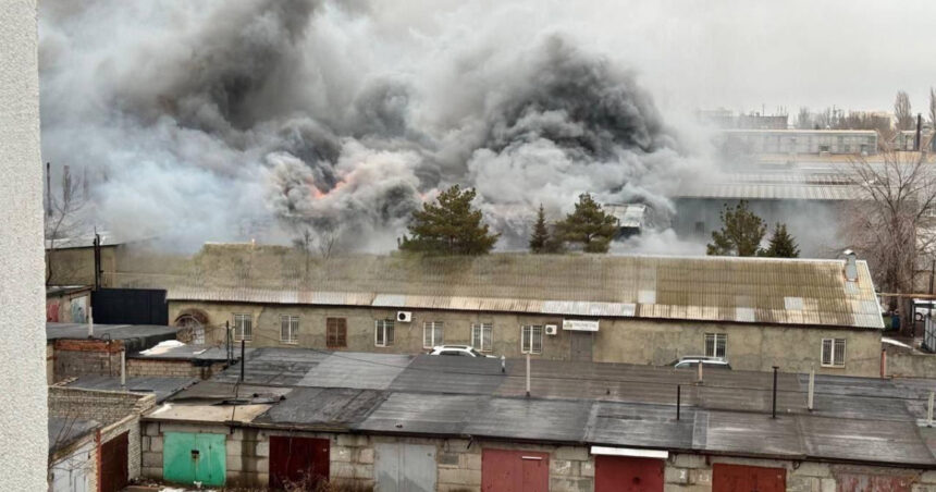 Un depozit uriaș de petrol arde pentru a doua zi după atacul cu drone al ucrainenilor asupra aeroportului strategic rus din Engels. 1 un depozit urias de petrol arde pentru a doua zi dupa ce ucrainenii au lovit cu drone aeroportul strategic rus din engels 677fbc5346f81
