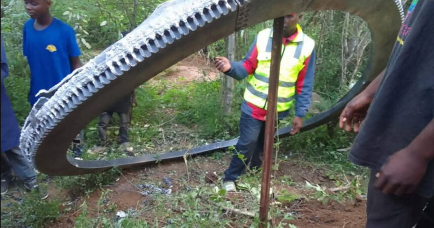 un inel metalic provenit de la un obiect spatial masiv a cazut din cer intr un sat din kenya 6777fcc14ea9a