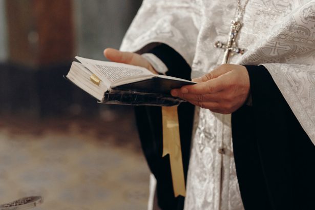 un preot profesor de religie de la cel mai bun liceu din buzau este anchetat pentru ca a promovat idei legionare in fata elevilor 678e7ee54d268