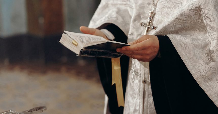 un preot profesor de religie de la cel mai bun liceu din buzau este anchetat pentru ca a promovat idei legionare in fata elevilor 678e7ee54d268