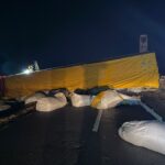 un tir incarcat cu zeci de tone de sare de potasiu s a rasturnat la limita a doua judete circulatia este blocata 677edf8b11100