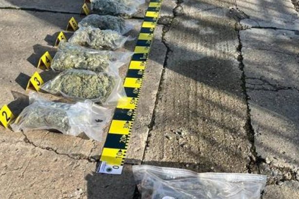 un traficant din arad a fost prins cand prelua un colet cu 7 kilograme de canabis avea la el un pistol de calibru 9 mm si gloante 679cd54faeaa9