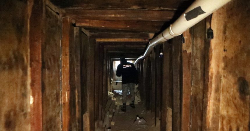 Un tunel secret dintre SUA și Mexic va fi închis de autorități, fiind utilizat pentru traficul de migranți și contrabandă. 1 un tunel ascuns dintre sua si mexic va fi inchis de autoritati pasajul era folosit pentru traficul de migranti si contrabanda 678d1865d4195