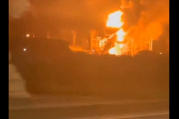 una dintre cele mai mari rafinarii de petrol din rusia a fost atacata de drone evacuare in curs de desfasurare 6782af99dc699