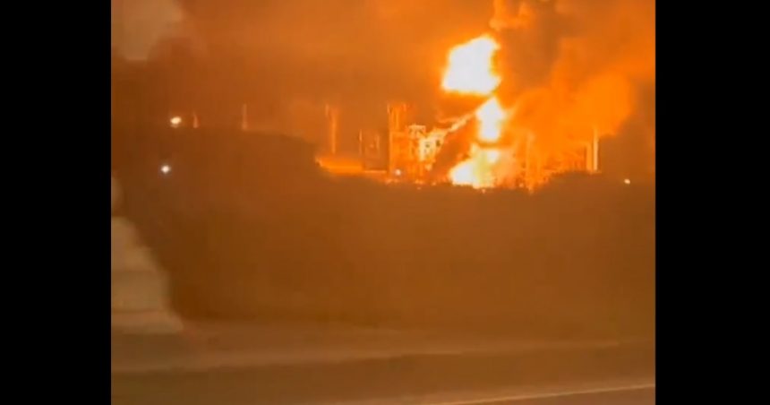 una dintre cele mai mari rafinarii de petrol din rusia a fost atacata de drone evacuare in curs de desfasurare 6782af99dc699
