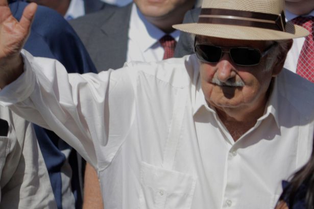unul dintre cei mai modesti politicieni fostul presedinte jose mujica si a luat ramas bun sufera de cancer mor pana aici a fost 6783e93142a08