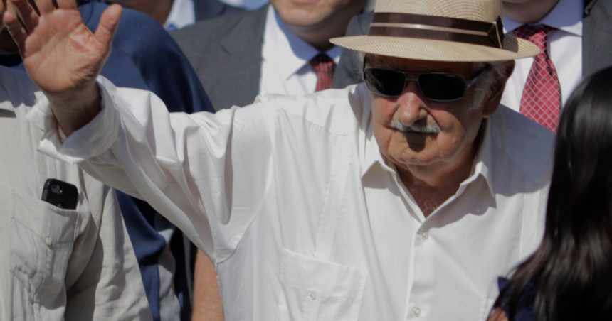 unul dintre cei mai modesti politicieni fostul presedinte jose mujica si a luat ramas bun sufera de cancer mor pana aici a fost 6783e93142a08