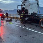 Accident grav între două TIR-uri pe DN6: un șofer a murit după impactul violent, trafic blocat pe Defileul Dunării. 3 video accident grav intre doua tir uri pe dn6 un sofer a murit dupa impactul violent traficul este blocat pe defileul dunarii 679b36b21911d