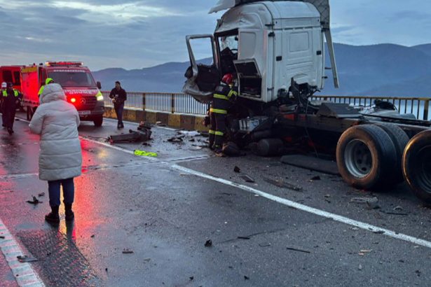 video accident grav intre doua tir uri pe dn6 un sofer a murit dupa impactul violent traficul este blocat pe defileul dunarii 679b36b21911d