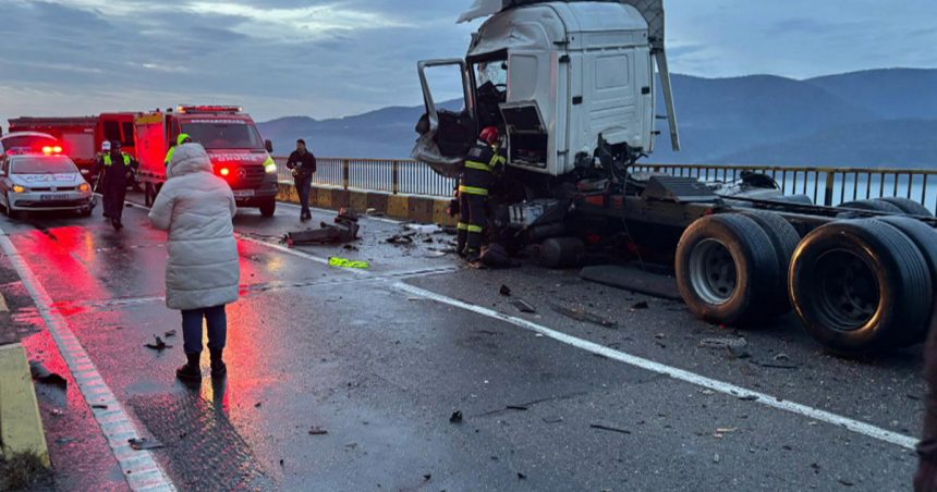 video accident grav intre doua tir uri pe dn6 un sofer a murit dupa impactul violent traficul este blocat pe defileul dunarii 679b36b21911d