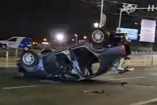 video accident in capitala o masina s a rasturnat dupa ce s a ciocnit cu o autospeciala de politie doi oameni au ajuns la spital 678b67d59729d