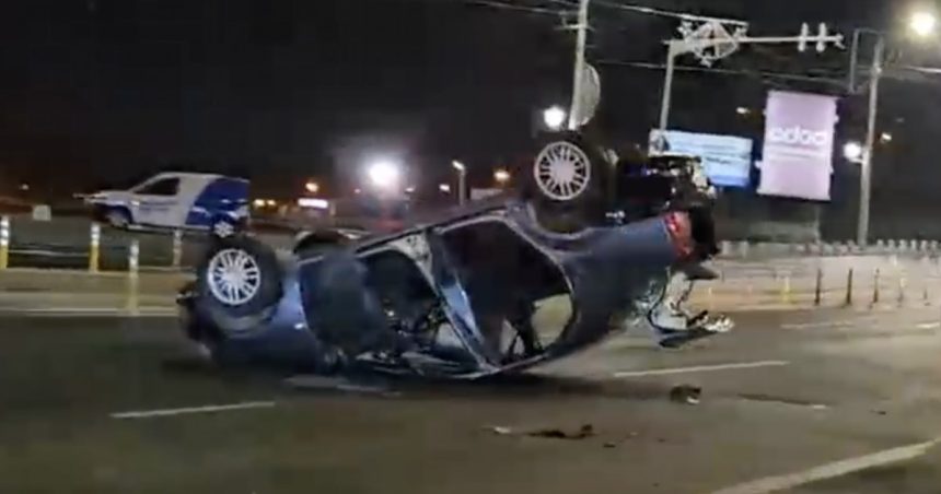 Accident în Capitală: o mașină s-a răsturnat după o coliziune cu o autospecială de poliție. Doi oameni au ajuns la spital. 1 video accident in capitala o masina s a rasturnat dupa ce s a ciocnit cu o autospeciala de politie doi oameni au ajuns la spital 678b67d59729d