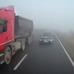 video accidentul din tulcea filmat chiar din cabina autocamionului momentul in care din ceata apare o masina care depaseste riscant 679a5c6376a1e