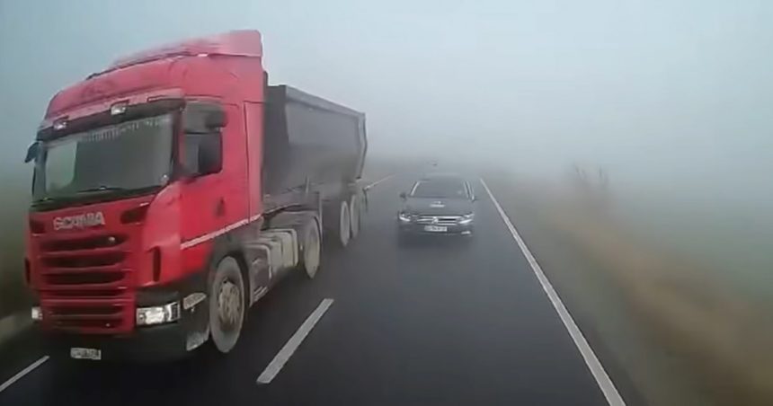 Accidentul din Tulcea filmat din cabina autocamionului. Momentul în care, din ceață, apare o mașină care depășește riscant. 1 video accidentul din tulcea filmat chiar din cabina autocamionului momentul in care din ceata apare o masina care depaseste riscant 679a5c6376a1e
