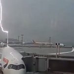video avion lovit de trasnete in timpul imbarcarii pasagerilor ce s a intamplat 67966ed6cbec3