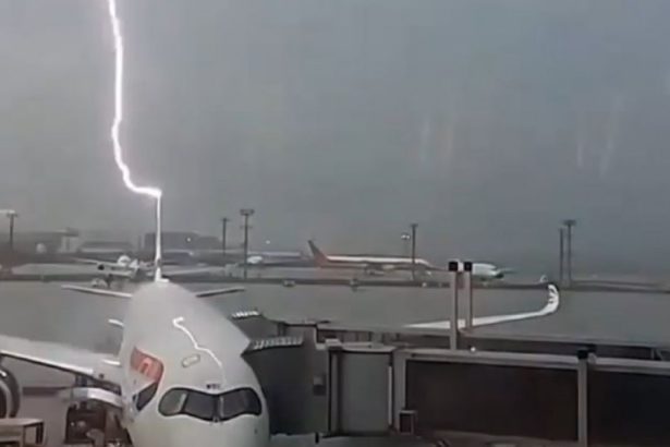 video avion lovit de trasnete in timpul imbarcarii pasagerilor ce s a intamplat 67966ed6cbec3