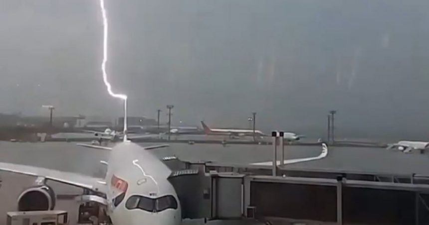 video avion lovit de trasnete in timpul imbarcarii pasagerilor ce s a intamplat 67966ed6cbec3