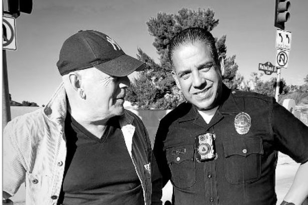 video bruce willis prima iesire publica de cand a fost diagnosticat cu dementa starul a multumit unor politisti din los angeles 678a19ef5fd19