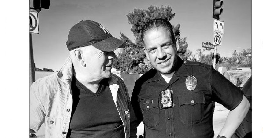 video bruce willis prima iesire publica de cand a fost diagnosticat cu dementa starul a multumit unor politisti din los angeles 678a19ef5fd19