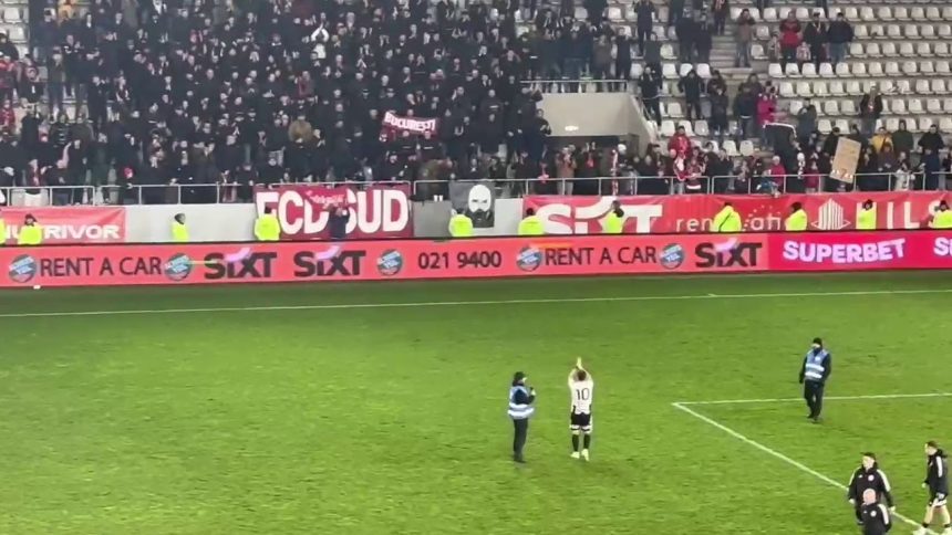 video cainii nu l au uitat dan nistor aplaudat de fanii lui dinamo la finalul meciului cu u cluj 6793f95aa6846