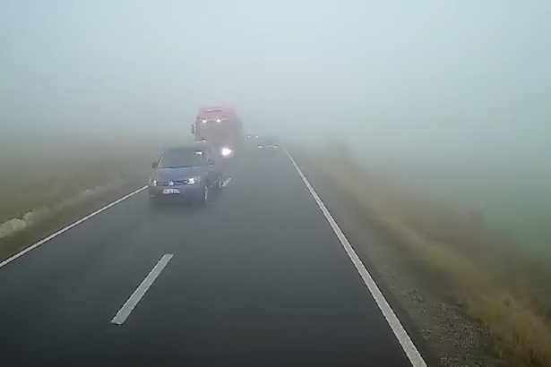 video depasire riscanta care a condus la accidentul produs la iesire din localitatea baia surprinsa de camera de bord 6798f04797178
