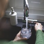 „E foarte scump”. Orașul în care apa costă 15,63 de lei pe metru cub. Compania de apă și primăria se acuză reciproc. 3 video e foarte scump orasul in care apa a ajuns sa coste 1563 de lei pe metru cub compania de apa si primaria dau vina una pe alta 679098e586253
