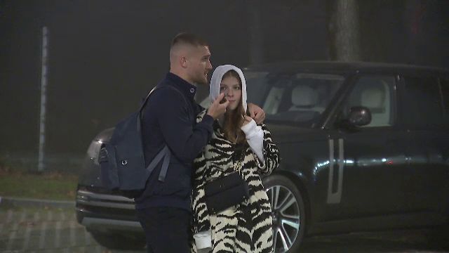 "Domnul Bîrligea!". Atacantul de la FCSB, însoțit de partenera sa, a oferit imagini inedite după meciul cu Manchester United: ce nu s-a văzut la TV. 1 video exclusiv domnul birligea insotit de partenera sa atacantul de la fcsb a oferit imaginile serii dupa meciul cu manchester united ce nu s 679c841a4e754