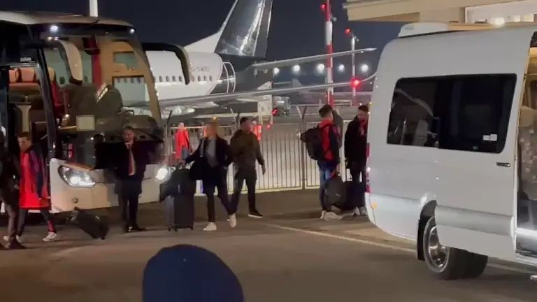 Manchester United a ajuns la București pentru meciul cu FCSB 1 video exclusiv manchester united a ajuns la bucuresti pentru meciul cu fcsb 679a7bc3bad1e