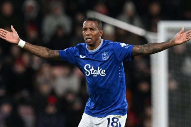 video fara antrenor si cu doua legende ajunse ad hoc pe banca tehnica everton merge mai departe in cupa angliei 6780e9e67aa0f