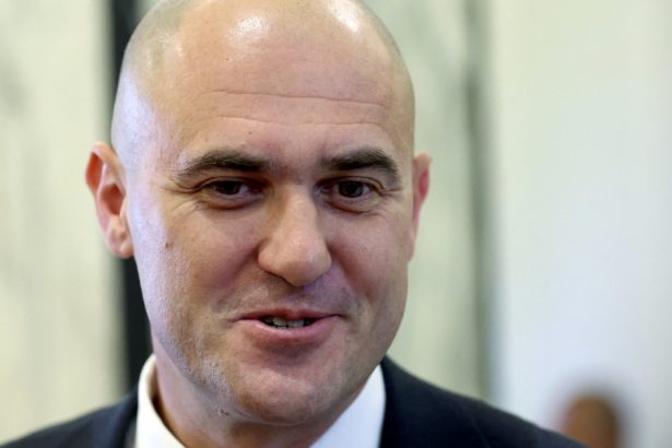 video imagini cu vicepremierul croatiei care trage cu pistolul dintr o masina in miscare el a demisionat 678c066d49ebd