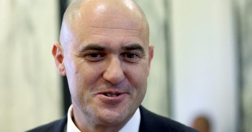 Imagini cu vicepremierul Croației care trage cu pistolul dintr-o mașină în mișcare. El a demisionat. 1 video imagini cu vicepremierul croatiei care trage cu pistolul dintr o masina in miscare el a demisionat 678c066d49ebd