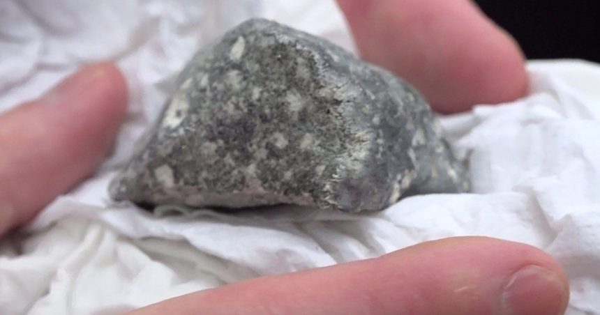 video imagini rare prabusirea unui meteorit a fost suprinsa de camera instalata la usa de la intrare a unei case din canada 678b67d08c9ca