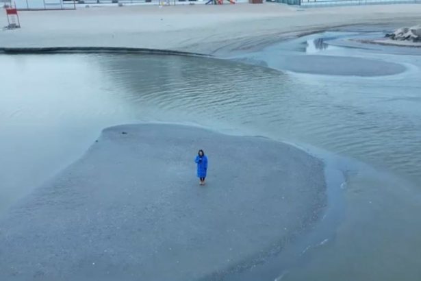 video imagini spectaculoase in statiunea mamaia apa marii s a retras si au aparut insule mici de nisip explicatia specialistilor 67926c62d4fc9