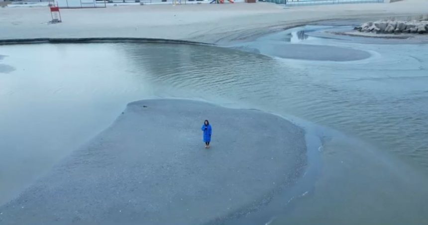 Imagini spectaculoase în stațiunea Mamaia: Apa mării s-a retras și au apărut insule mici de nisip. Explicația specialiștilor 1 video imagini spectaculoase in statiunea mamaia apa marii s a retras si au aparut insule mici de nisip explicatia specialistilor 67926c62d4fc9