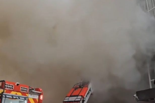 video incendiu puternic la o cladire din slatina arde o suprafata de 10 mii de metri patrati a fost emis ro alert 678f58d639d01