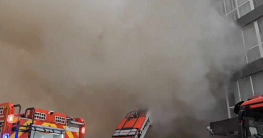 Incendiu puternic la o clădire din Slatina: arde o suprafață de 10 mii de metri pătrați. A fost emis RO-Alert. 1 video incendiu puternic la o cladire din slatina arde o suprafata de 10 mii de metri patrati a fost emis ro alert 678f58d639d01
