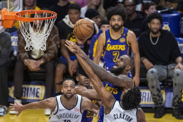 video lebron james de neoprit la 40 de ani in thriller ul los angeles lakers brooklyn nets 102 101 678ba011978c9