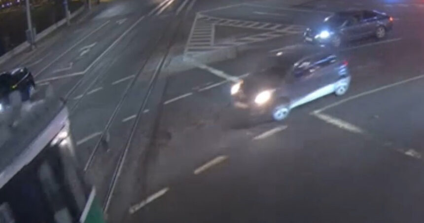 Momentul impactului dintre un tramvai și o mașină în Iași. După ciocnirea violentă, șoferul a fugit de la fața locului. 1 video momentul impactului dintre un tramvai si o masina in iasi dupa ciocnirea violenta soferul a fugit de la fata locului 677f8e787e814