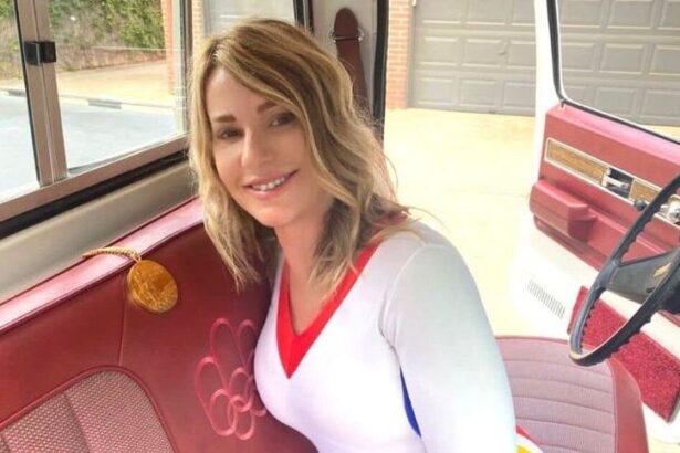 video nadia comaneci aparitie stralucitoare intr o salopeta albastra la globurile de aur imaginile virale in mediul online 677ba73a9c7ec