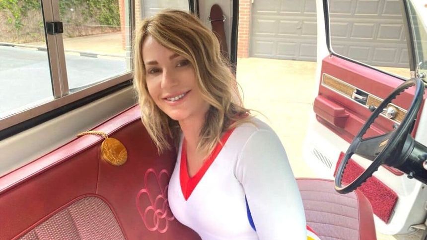 video nadia comaneci aparitie stralucitoare intr o salopeta albastra la globurile de aur imaginile virale in mediul online 677ba73a9c7ec