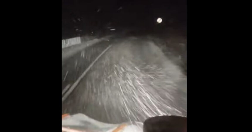 Ninge viscolit în mai multe zone din țară. Drumarii intervin cu echipaje de deszăpezire. 1 video ninge viscolit in mai multe zone din tara drumarii intervin cu echipaje de deszapezire 67818c40b6e76